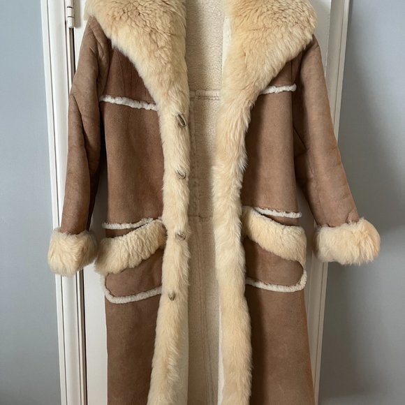 Overland Sheepskin Co. Vintage Sheepskin Coat, size 8, Like New! - Picture 3 of 8